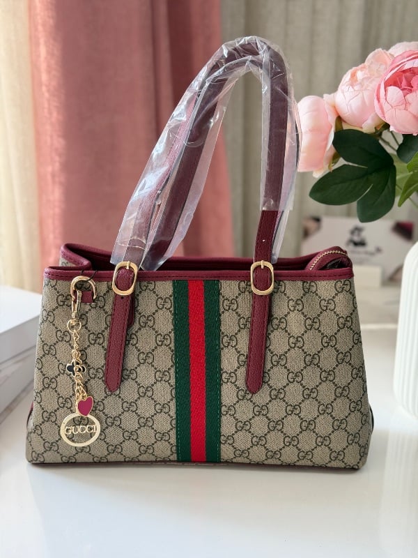 حقيبة غوشي إمبلم بسحاب ب لوغو غوشي - خمري