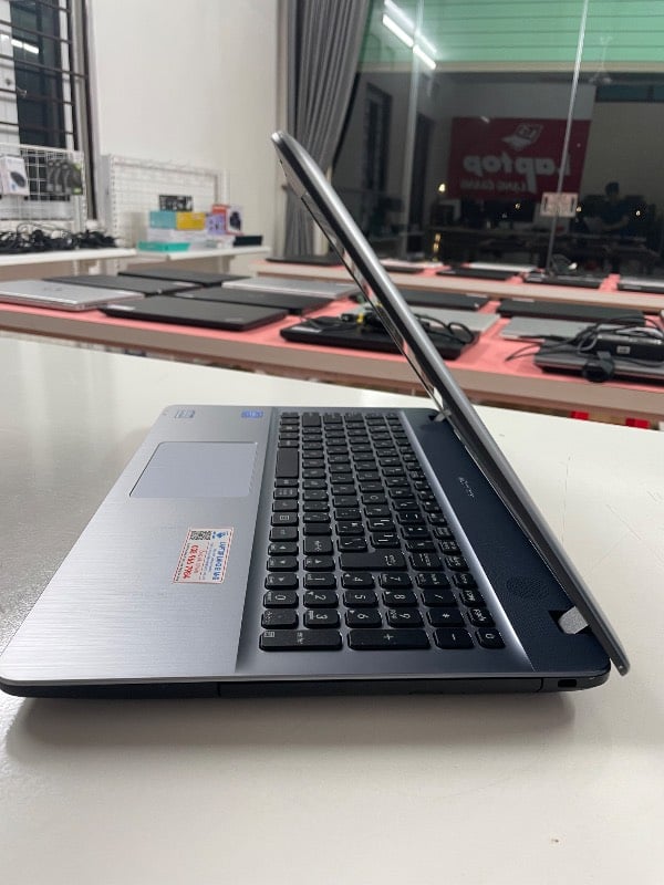 Laptop ASUS R541N