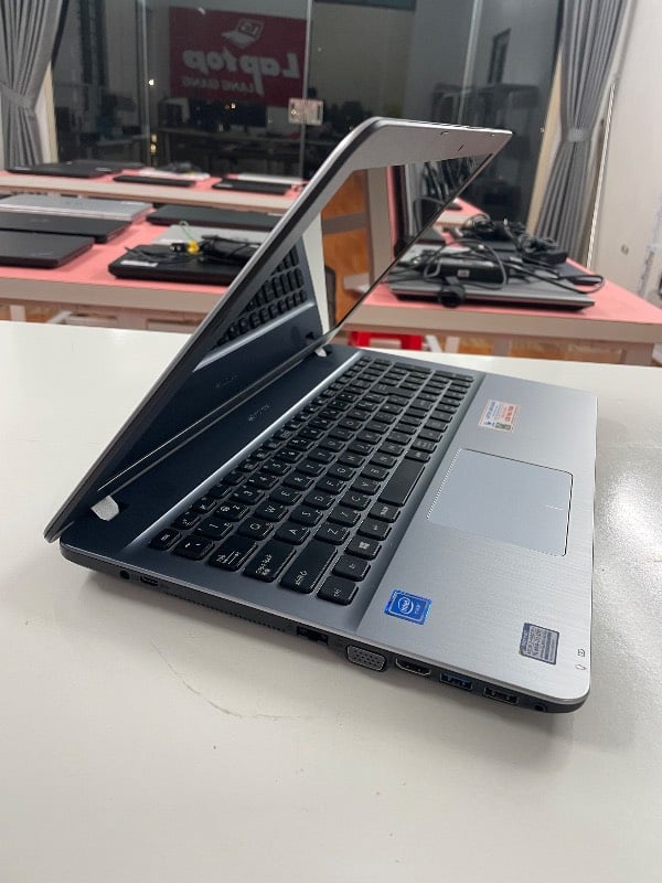 Laptop ASUS R541N