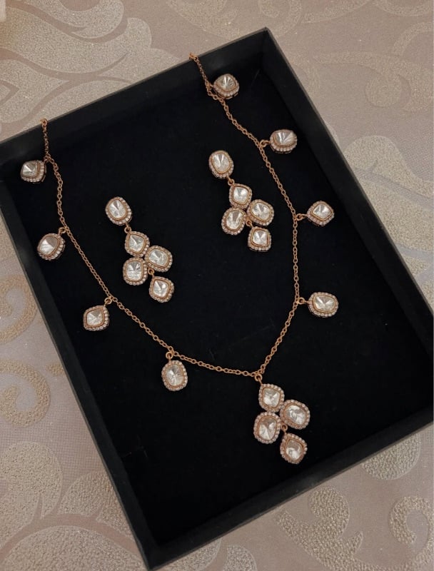 Invisible Moisnatte Neckline Set