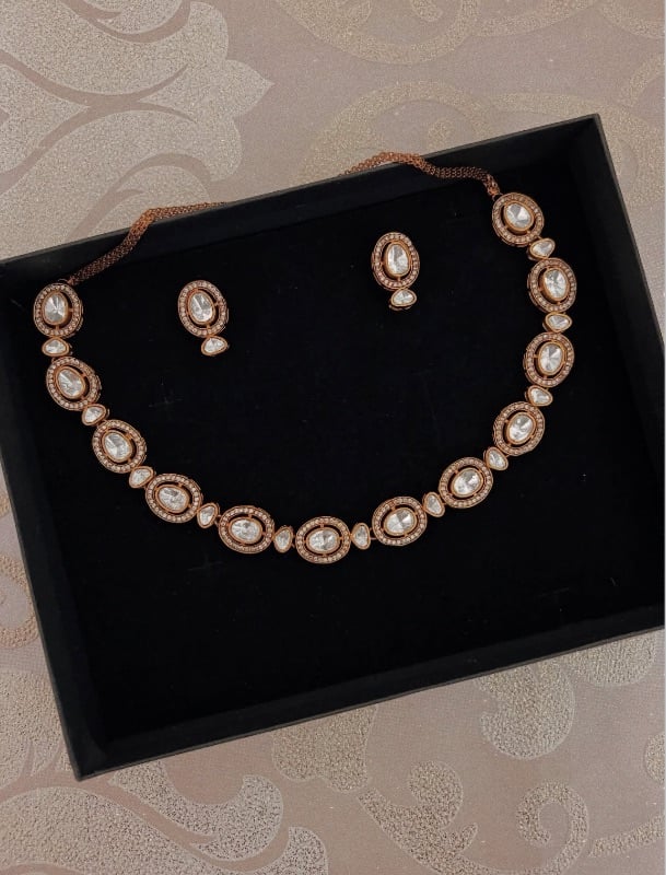 Sleek Moisnatte Neckline Set