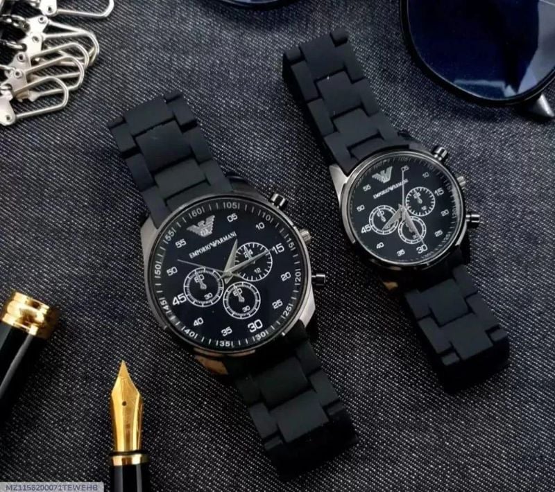 COUPLE S ROUND WATCHS SAT FOR MANS AND WOMANS