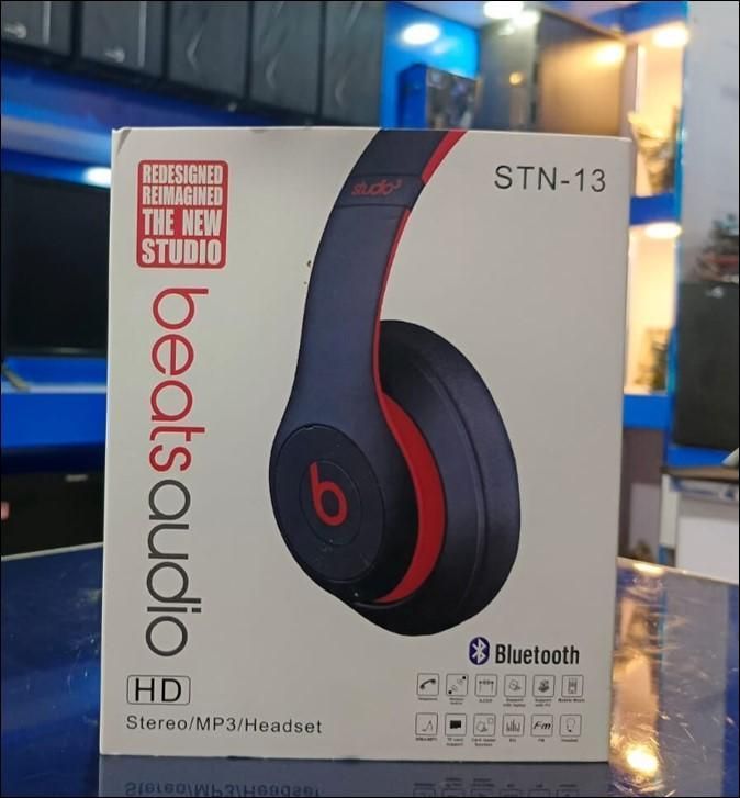 SLEEK BLACK BLUETOOTH HEADPHONES