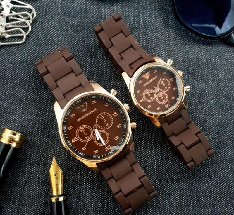 COUPLE S ROUND WATCHS SAT FOR MANS AND WOMANS