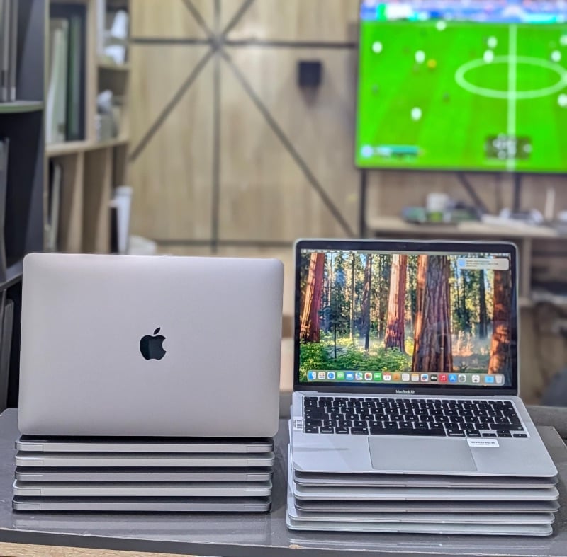 MacBook Air 2020 13-inch M1 Chip 8GB Ram 256GB SSD | 8C CPU / 7C GPU || Space Grey & Silver