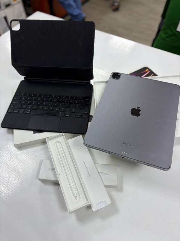 Open Box Combo
iPad Pro 12.9” M2 6th Gen 512GB WiFi & Cellular + Keyboard + Pencil