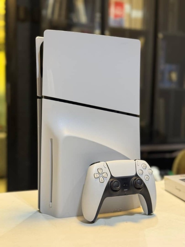 *Pristine Condition*
PlayStation 5 Slim 
With one Pad 
No games