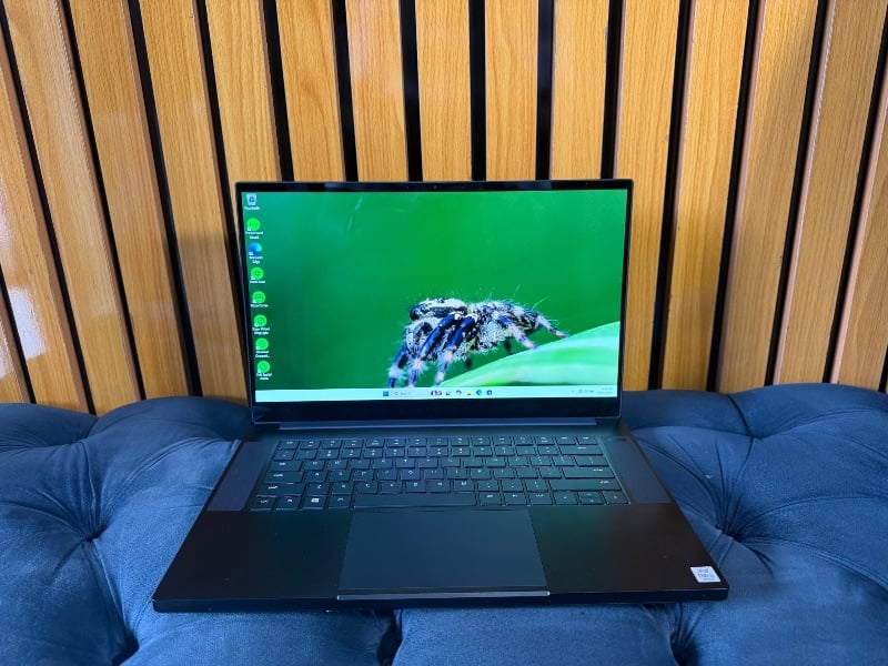 *RAZER BLADE 15 GAMING* LAPTOP
15.6” *4K OLED* Display
Intel Core i7-10750H
*32GB RAM / 512GB SSD*
NVIDIA GeForce RTX 2070 
8GB Dedicated Graphics
Razer Chroma RGB Backlit Keyboard
THX Spatial Audio | CNC Aluminum Unibody | Ultra-Slim Design | black
Laptop and Charger
