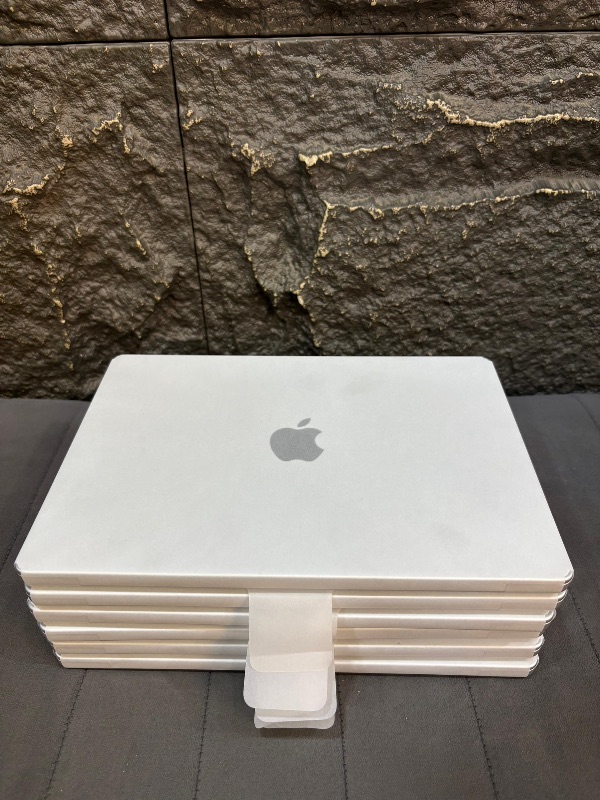 Brand new (no box) MacBook Pro 2024

M4 Pro Chip
14"
48GB RAM || 1TB SSD
14-Core CPU || 20-Core GPU
Touch ID
Liquid Retina XDR display 


SILVER