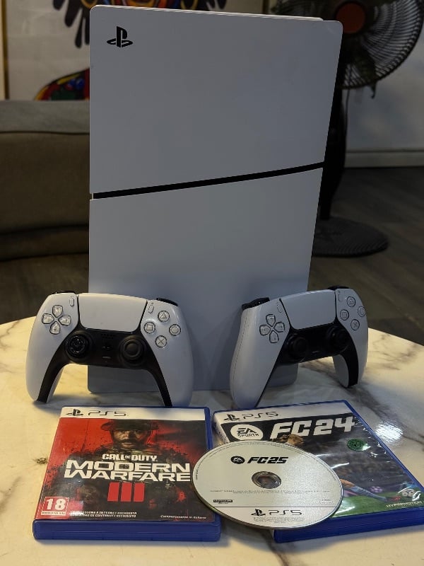 Mint Ps5 slim 
With 2 pad 
3 games