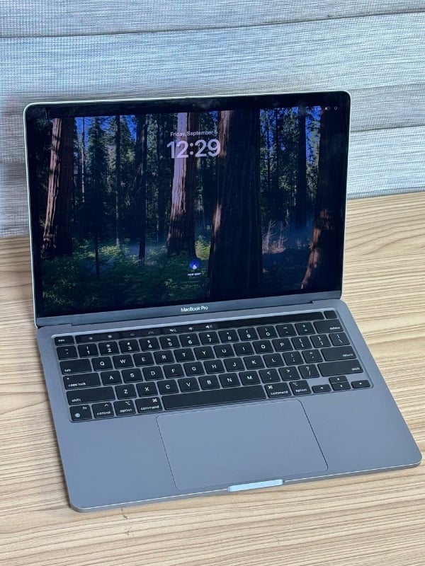 USED MACBOOK PRO 2020 13.3 INCHES APPLE *M1* CHIP *8GB RAM / 512GB SSD CC - 50* with TOUCH BAR & TOUCH ID 10/10 MINT |