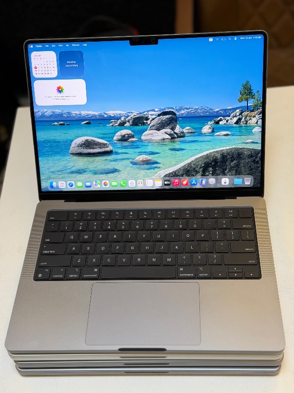 HP EliteBook 840 G6
14" FHD Touchscreen Display 
Intel i5-8th Gen 
16GB RAM | 512GB SSD
Backlit Keyboard 
Face ID • Fingerprint 
Laptop + Charger only