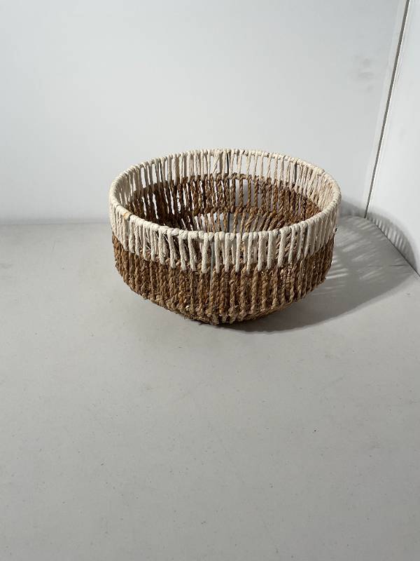 Round twine basket