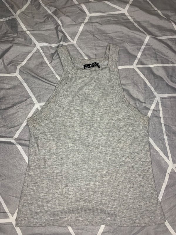 Blusa sin mangas gris