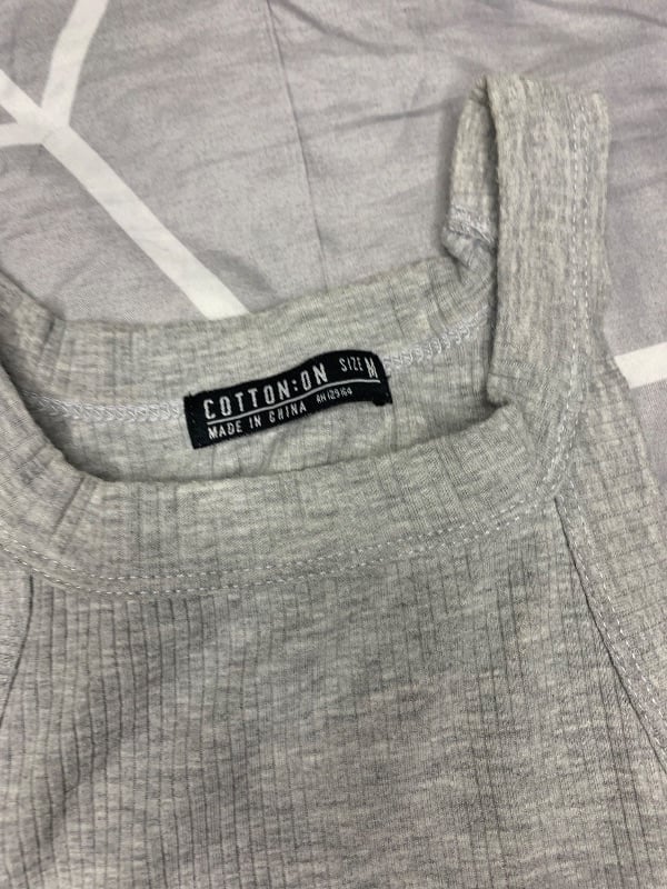 Blusa sin mangas gris