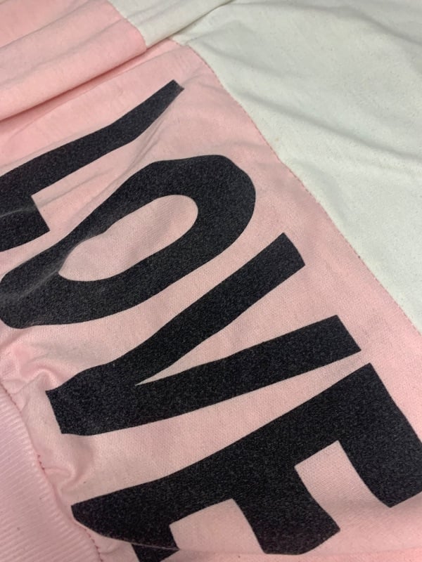 Buzo blanco con rosado