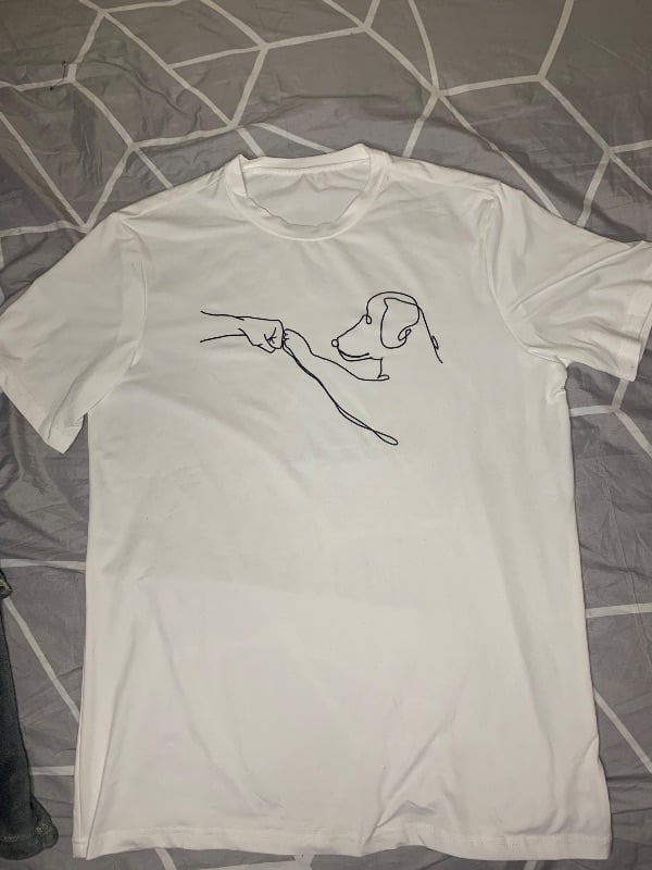 Camisa Unisex Blanca con diseño minimalista