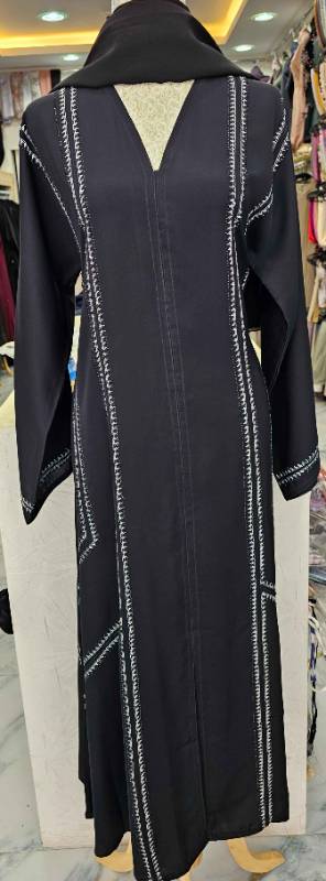 White Line Noir: Elegant Linework Abaya