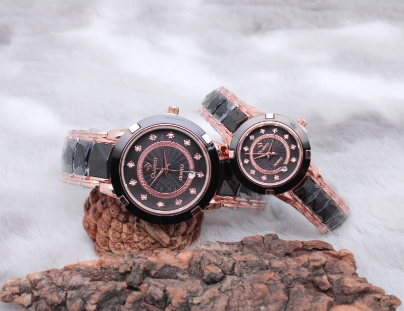 Couple's Classic: Timeless Watch with Water Resistance and Warranty