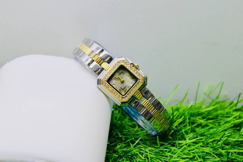 Coral Vogue - Trendy Square Metal Watch for Women