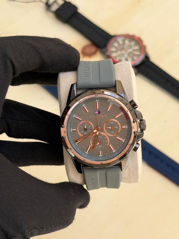 Premium Style Chronograph Watch – Sporty Silicone Strap & Detailed Dial
