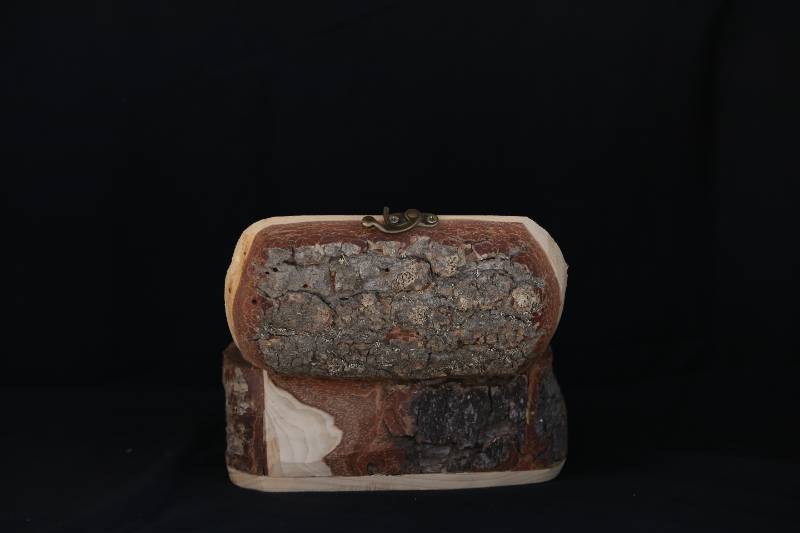 Rustic Handcrafted Wooden Bark Box – Natural Log Design
صندوق خشبي طبيعي يدوي الصنع – تصميم جذع شجرة طبيعي
