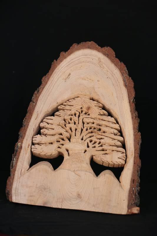 Hand-Carved Wooden Cedar Tree – Natural Log Art Sculpture
منحوتة شجرة الارز – عمل فني يدوي من الخشب الطبيعي