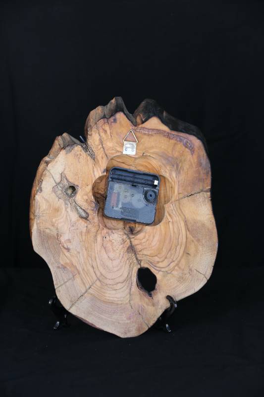 Handcrafted Wall Clock Made from Natural Lebanese Cedar Wood
ساعة حائط يدوية من خشب الأرز اللبناني الطبيعي