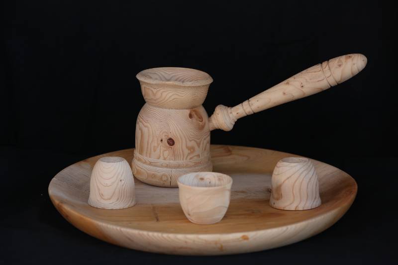 Handcrafted Wooden Coffee Set – Tray, Pot & Cups with Natural Finish
طقم قهوة خشبي يدوي – دلة وفناجين وصينية بتصميم طبيعي