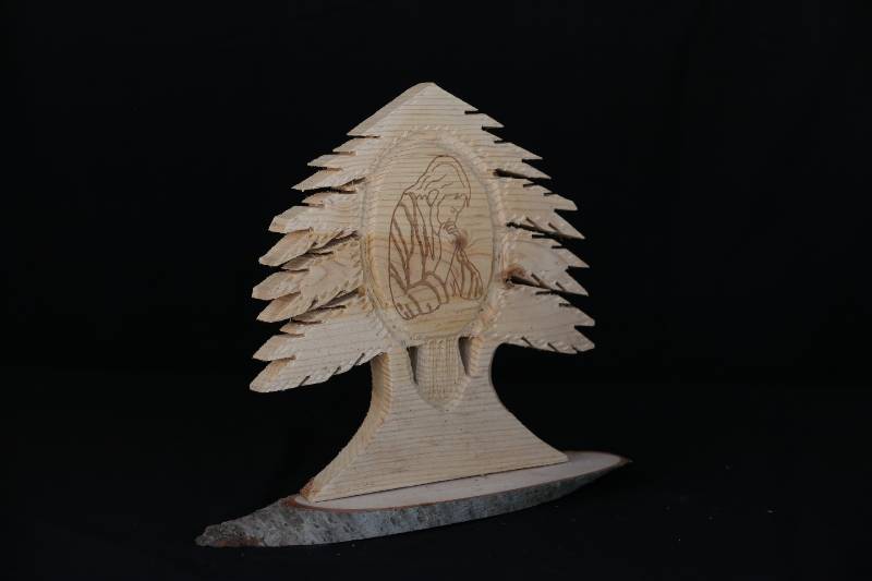 Wooden Statue of the Virgin Mary in Prayer – Cedar Tree Design
تمثال خشبي للسيدة العذراء تصلي – تصميم شجرة الأرز