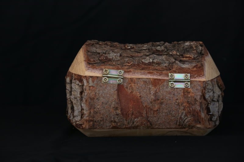 Lebanese Cedar Wood Bark Box
صندوق من لحاء خشب ارز لبنان