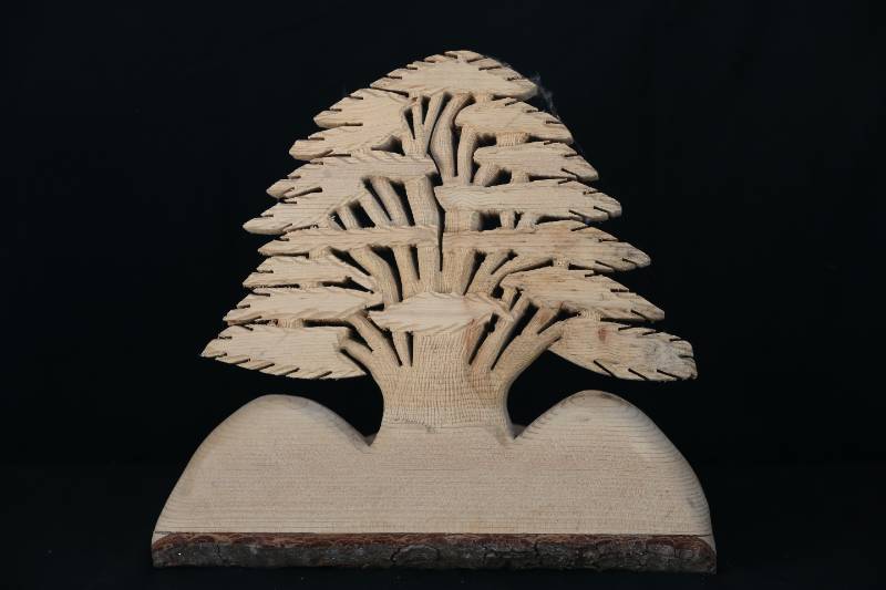 Handcrafted Wooden Cedar Tree Sculpture – Natural Finish
مجسم شجرة الأرز محفور يدويًا من الخشب الطبيعي