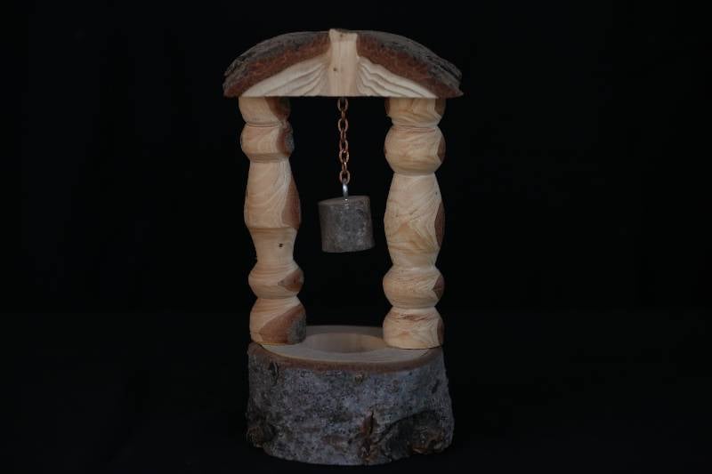 Rustic Handcrafted Wooden Well Miniature – Natural Bark Finish
مجسم بئر خشبي يدوي الصنع بلمسة ريفية وقشرة طبيعية