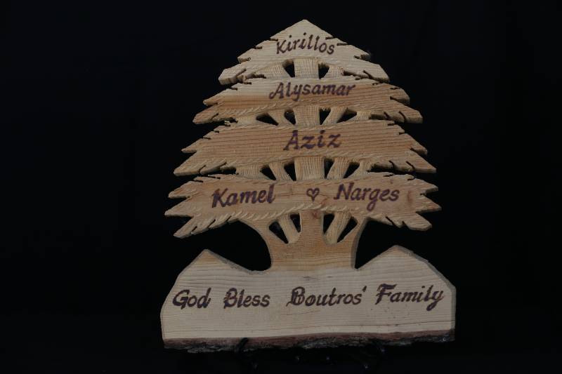 Custom Wooden Family Tree Plaque – Hand-Carved Cedar Design with Engraved Name
لوحة شجرة العائلة من الخشب الطبيعي – تصميم أرز محفور بأسماء مخصصة
