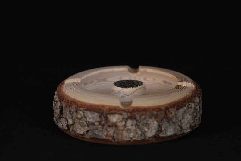 Handcrafted Cedar Wood Ashtray with Lebanese Coin Inlay
منفضة سجائر يدوية من خشب الأرز اللبناني الطبيعي