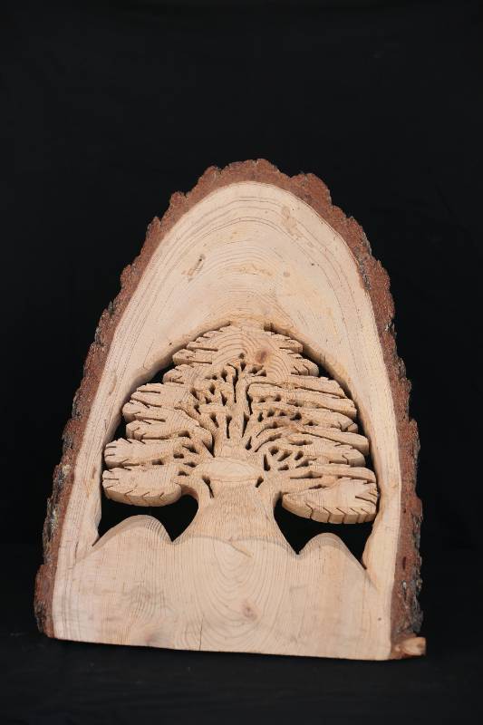 Hand-Carved Wooden Cedar Tree – Natural Log Art Sculpture
منحوتة شجرة الارز – عمل فني يدوي من الخشب الطبيعي
