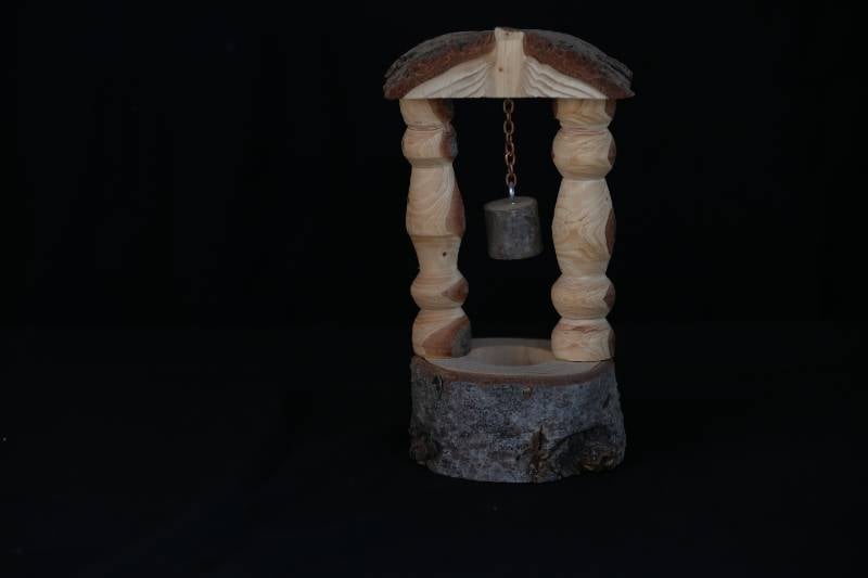 Rustic Handcrafted Wooden Well Miniature – Natural Bark Finish
مجسم بئر خشبي يدوي الصنع بلمسة ريفية وقشرة طبيعية