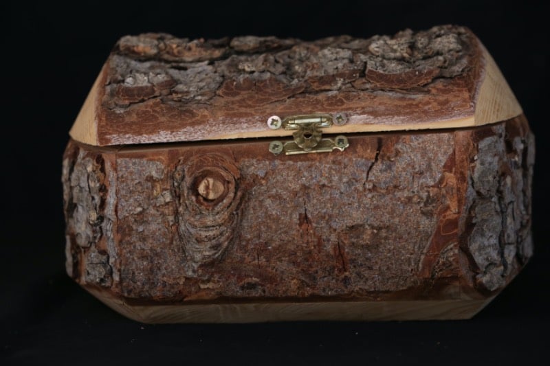 Lebanese Cedar Wood Bark Box
صندوق من لحاء خشب ارز لبنان