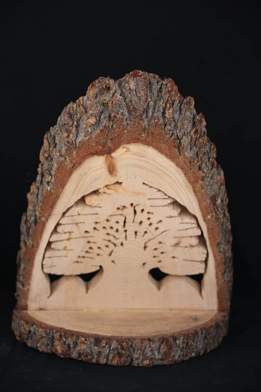 Hand-Carved Wooden Cedar Tree – Natural Log Art Sculpture
منحوتة شجرة الارز – عمل فني يدوي من الخشب الطبيعي