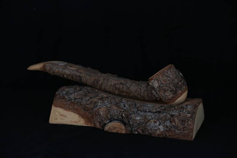 Natural Wooden Sculpture – Pipe-Inspired Organic Decor Piece
تحفة خشبية طبيعية بشكل غليون – ديكور فني عضوي