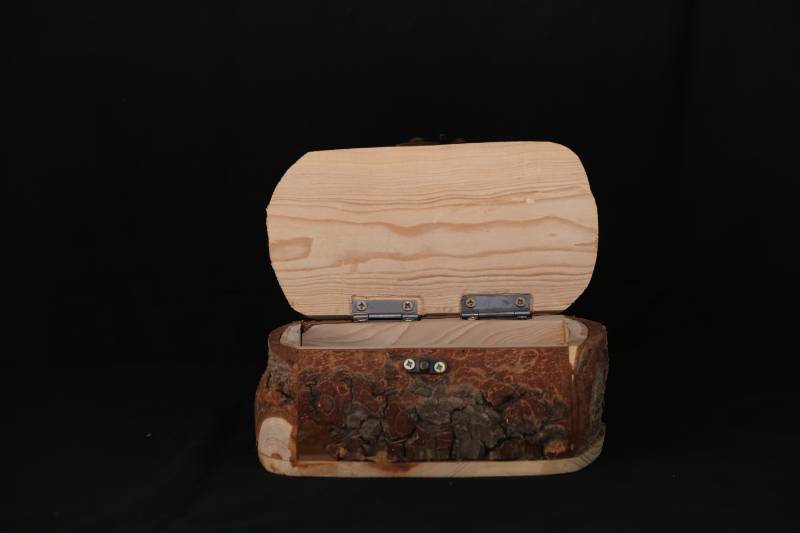 Rustic Handcrafted Wooden Bark Box – Natural Log Design
صندوق خشبي طبيعي يدوي الصنع – تصميم جذع شجرة طبيعي