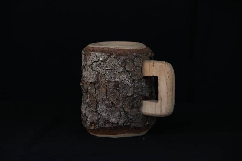 Handcrafted Natural Wooden Mug with Tree Bark Finish
كوب خشبي طبيعي يدوي الصنع بسطح لحاء الشجرة