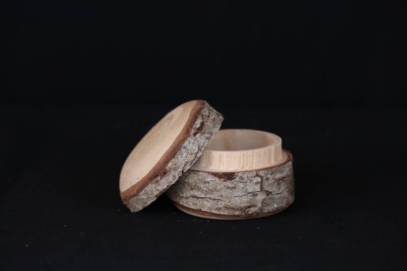 Small Wooden Box with Lid 
علبة خشبية صغيرة بغطاء