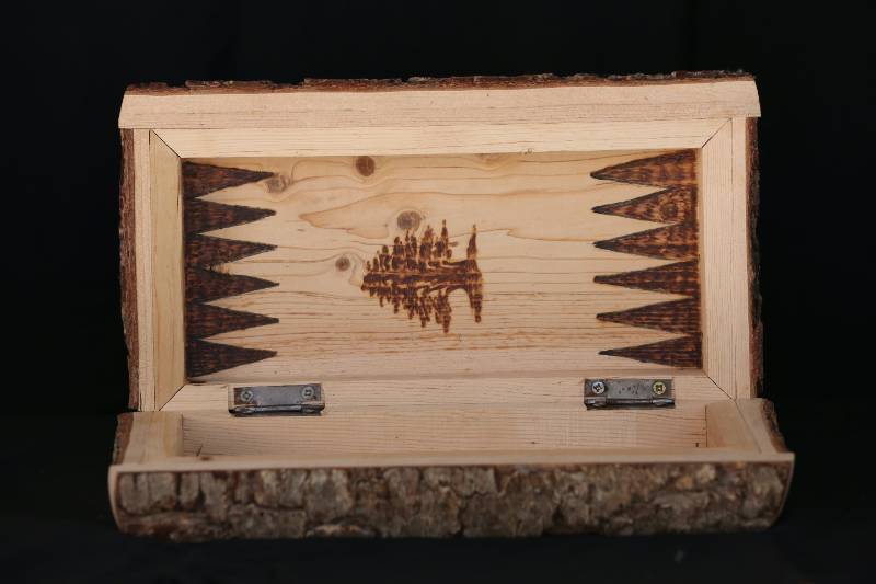 Handcrafted Wooden Backgammon Box – Cedar Tree Design
صندوق لعبة الطاولة من الخشب الطبيعي – تصميم يدوي بزخارف الأرز اللبناني