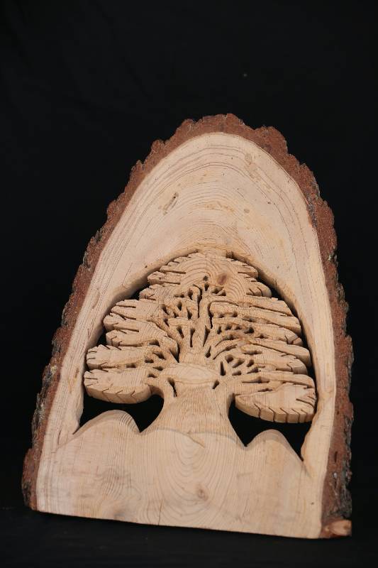 Hand-Carved Wooden Cedar Tree – Natural Log Art Sculpture
منحوتة شجرة الارز – عمل فني يدوي من الخشب الطبيعي