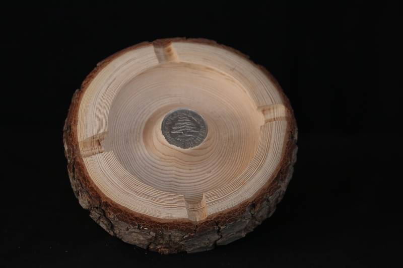 Handcrafted Cedar Wood Ashtray with Lebanese Coin Inlay
منفضة سجائر يدوية من خشب الأرز اللبناني الطبيعي