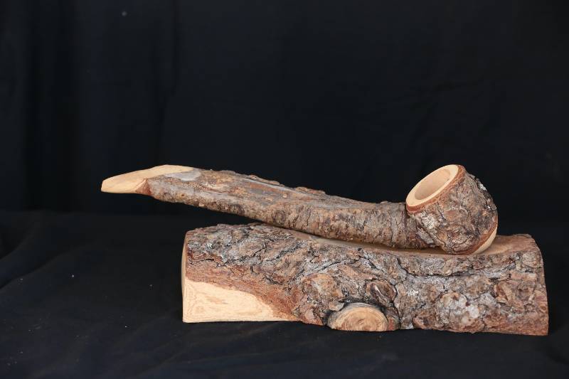 Natural Wooden Sculpture – Pipe-Inspired Organic Decor Piece
تحفة خشبية طبيعية بشكل غليون – ديكور فني عضوي