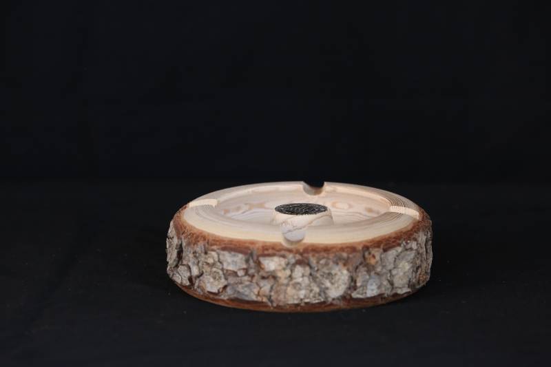 Handcrafted Cedar Wood Ashtray with Lebanese Coin Inlay
منفضة سجائر يدوية من خشب الأرز اللبناني الطبيعي