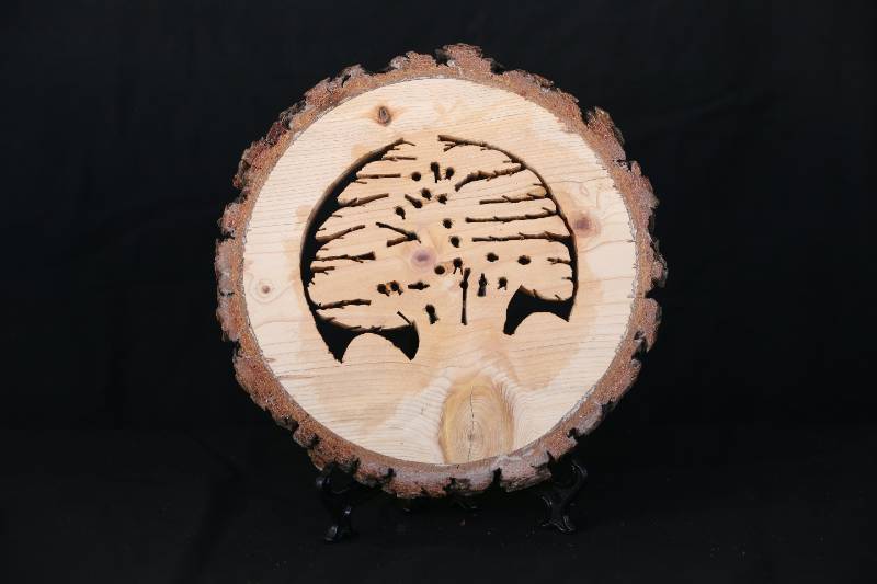 Hand-Carved Cedar Tree Souvenir – Natural Lebanese Cedar Wood Art
تذكار شجرة الأرز محفور يدويًا من خشب الارز الطبيعي