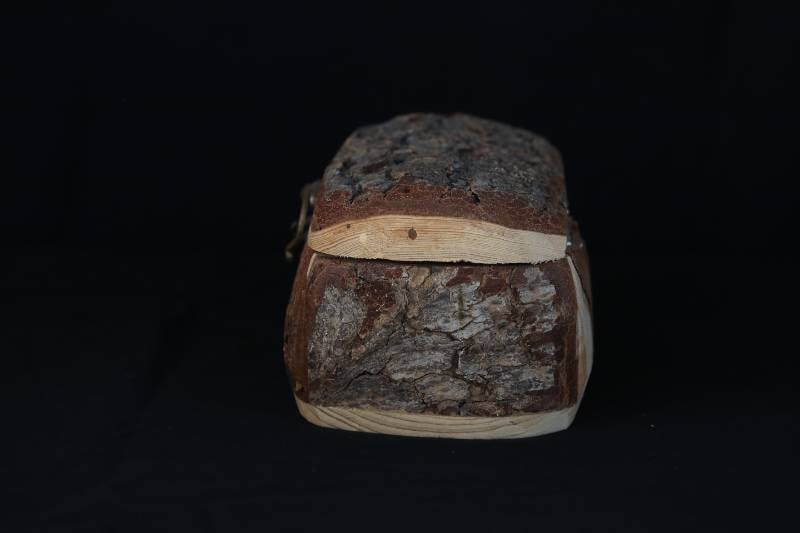 Rustic Handcrafted Wooden Bark Box – Natural Log Design
صندوق خشبي طبيعي يدوي الصنع – تصميم جذع شجرة طبيعي